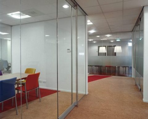 Vandaglas bv | Scheidingswand - Doorloop veilig glas